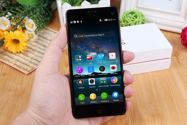ZTE nubia Z7 mini черный на фото