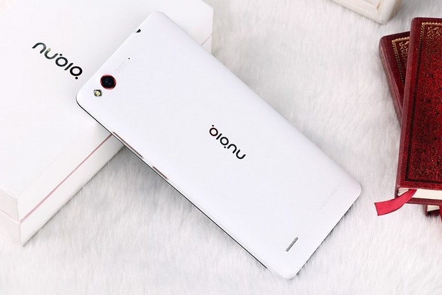 ZTE nubia Z7 mini белый на фото