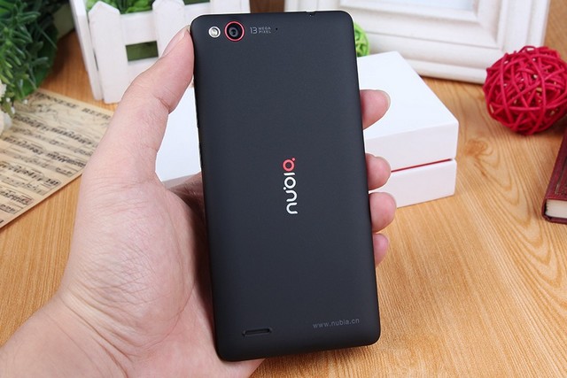 ZTE nubia Z7 mini черный на фото