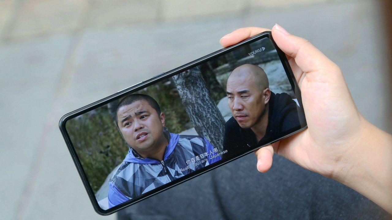 ZTE Axon 30S на фото