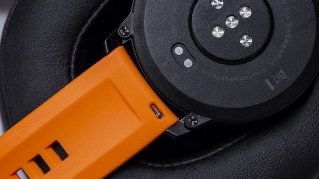 Как снимается ремешок в часах Red Magic Watch