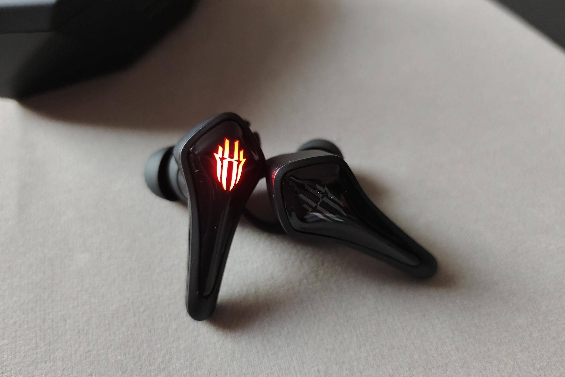 Наушники Red Magic TWS. Огненная подсветка.