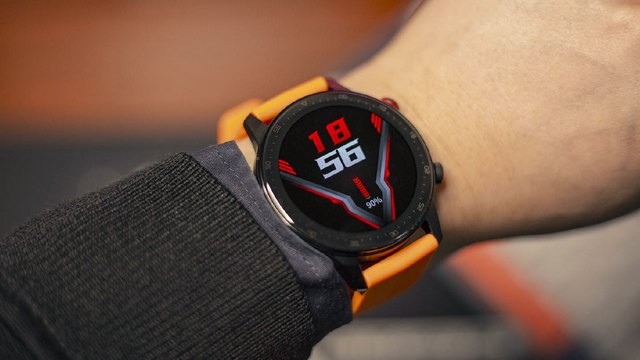 Как часы Red Magic Watch смотрятся на руке