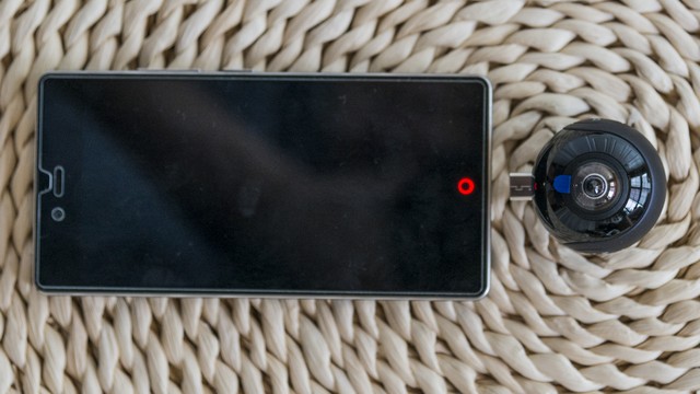 Nubia NeoAir работает в паре со смартфоном