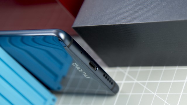 Снизу микрофон, динамик и порт USB Type-C