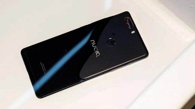 ZTE nubia Z17 не боится воды