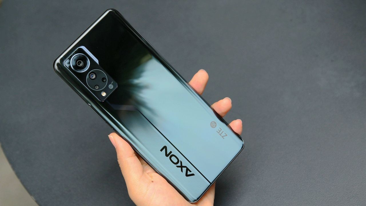 ZTE Axon 30S на фото